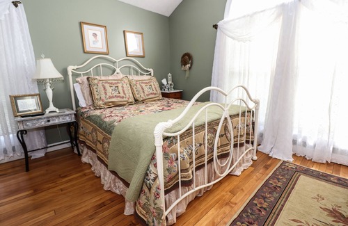 Loretto Bed & Breakfast | Lovely home on the Kentucky Bourbon Trail, 3 miles from Maker's Mark Distillery