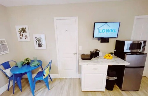 Pompano Beach Apartment | Lovely Hotel Style APT Kitchenette/Pool/parking