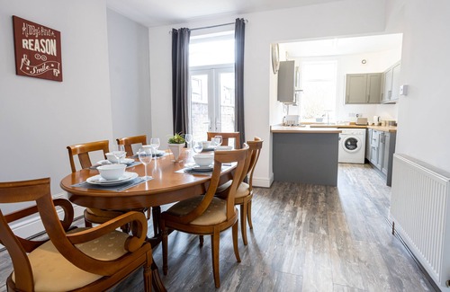 Cheadle House | Lovely house close to restaurants and shops. 7 minutes from Manchester Airport.
