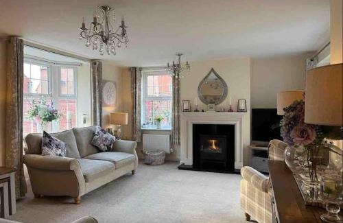Cow Honeybourne House | Lovely house, Honeybourne, edge of Cotswolds
