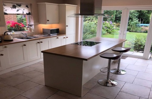 Belfast House | Lovely house with a mature garden and is fully serviced and a home from home