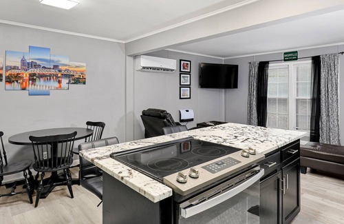 Nashville House | Lovely house with washer/dryer, TV, full kitchen, central AC, & outdoor deck