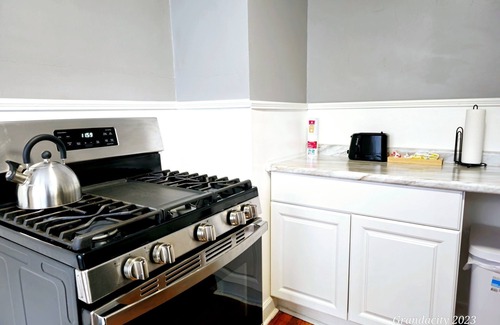 Cleveland House | Lovely in Larchmere! near Cleveland Clinic, CWRU, Univ Hosp, Downtown, w/Porch!