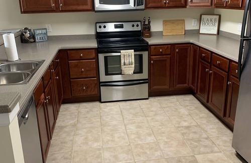 Alexander City Condo | Lovely Lake Condo with BOAT SLIP and Pool