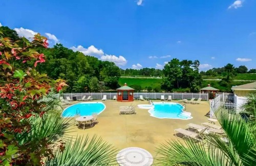 Alexander City Condo | Lovely Lake Condo with BOAT SLIP and Pool