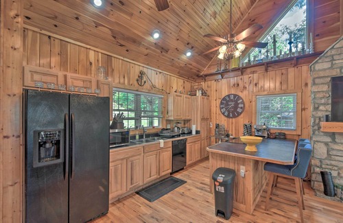 Fair Play Cabin | Lovely Lake Hartwell Retreat: Dock, Deck & Grill!