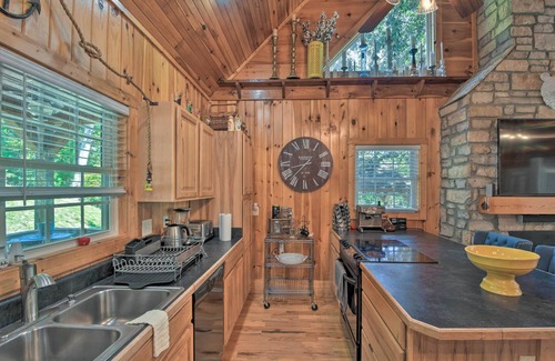 Fair Play Cabin | Lovely Lake Hartwell Retreat: Dock, Deck & Grill!