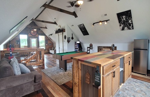 Sevierville Cabin | Lovely Lakehouse with water view, shared pool, billards, arcade game
