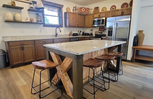 Sevierville Cabin | Lovely Lakehouse with water view, shared pool, billards, arcade game