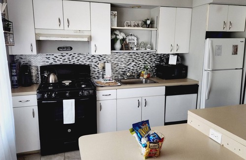 Lakewood House | Lovely Lakewood: Entire 2 bdrm unit. MINUTES from downtown, Airport, hospitals!