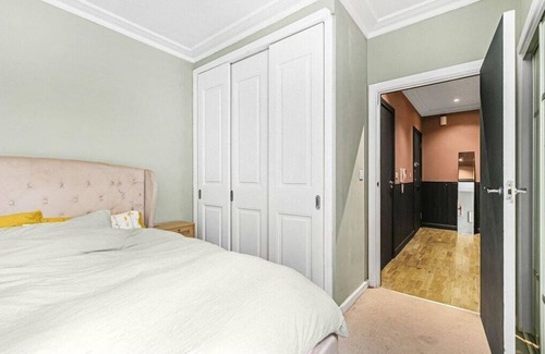 East Putney Apartment | Lovely large flat in brilliant location. Free off road parking space