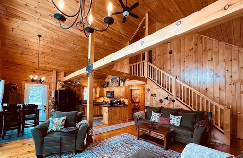 Campton House | Lovely log cabin with hot tub!