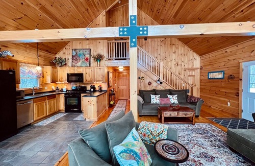 Campton House | Lovely log cabin with hot tub!
