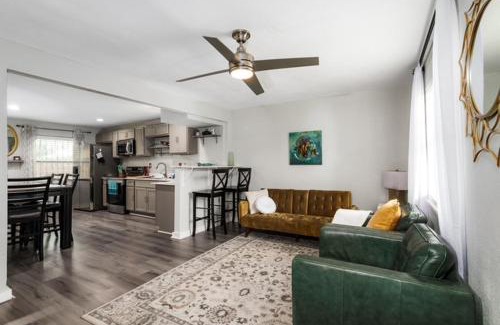 Urban Core Apartment | Lovely Modern 3 Bedroom Town Home