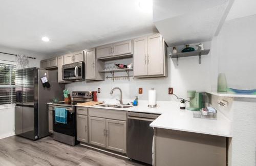Urban Core Apartment | Lovely Modern 3 Bedroom Town Home