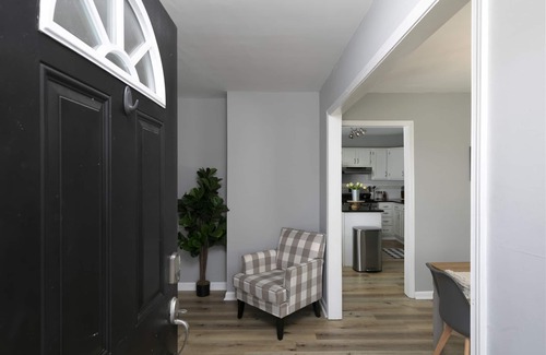 Candler-McAfee House | Lovely Modern 3 Bedroom bungalow l 3 King size beds