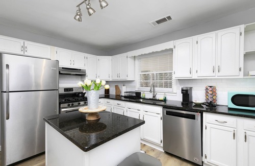 Candler-McAfee House | Lovely Modern 3 Bedroom bungalow l 3 King size beds