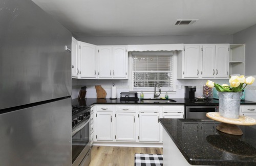 Candler-McAfee House | Lovely Modern 3 Bedroom bungalow l 3 King size beds