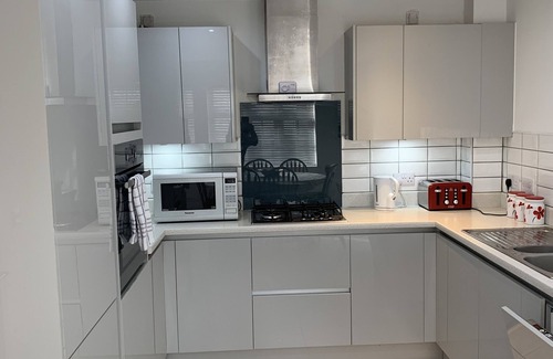 Sidcot House | Lovely modern house in area of outstanding natural beauty. 16mins from airport.