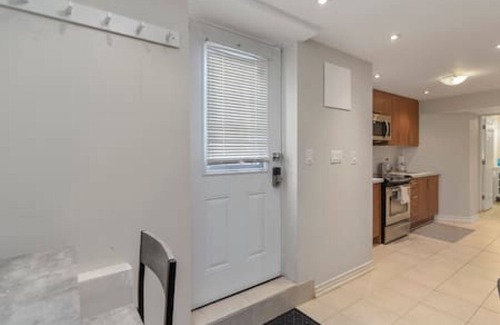 Central Erin Mills House | Lovely, Modern Studio Basement