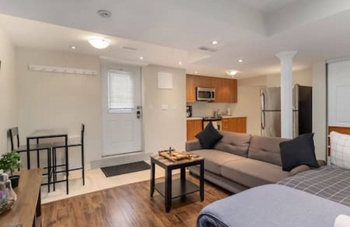 Central Erin Mills House | Lovely, Modern Studio Basement