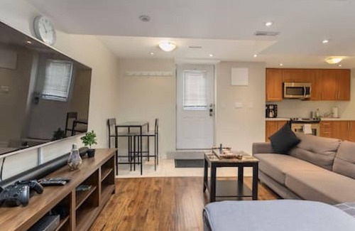 Central Erin Mills House | Lovely, Modern Studio Basement