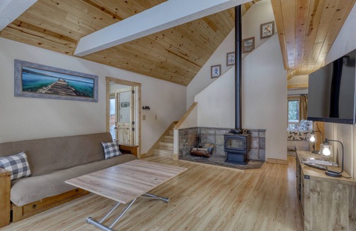 Truckee Ski Chalet | Lovely mountain cabin with hot tub, pools, sauna & dock - near skiing, golf
