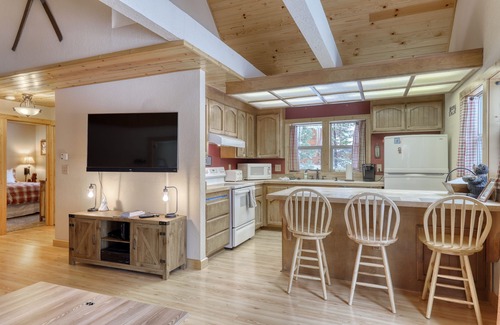 Truckee Ski Chalet | Lovely mountain cabin with hot tub, pools, sauna & dock - near skiing, golf
