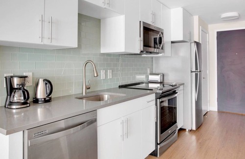 Mount Vernon Triangle Apartment | Lovely Mt Vernon Studio w/ Pool, W/D & Gym, near Metro, by Blueground