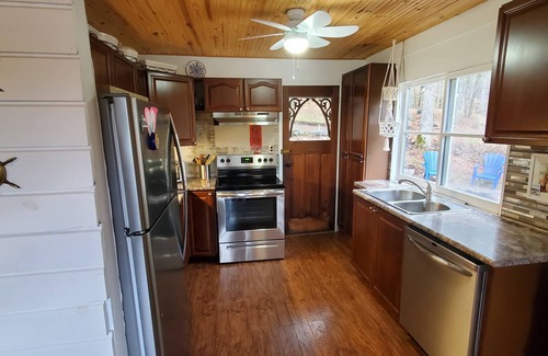 Severn Cottage | Lovely Muskoka cottage on the Trent Severn River. Pet-friendly.