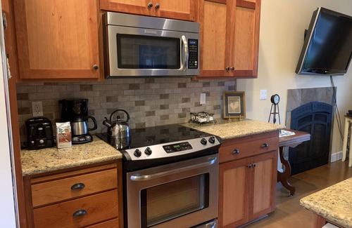 Hillendale Cottage | Lovely new cottage in the country. Close to major cities, mountains, beach, golf