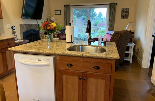 Hillendale Cottage | Lovely new cottage in the country. Close to major cities, mountains, beach, golf