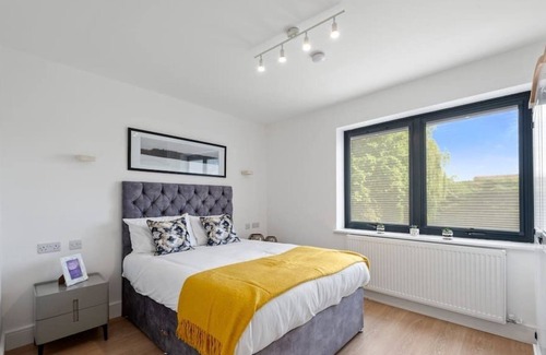 Windlesham Apartment | Lovely, New Flat in Village Centre - Free Parking!