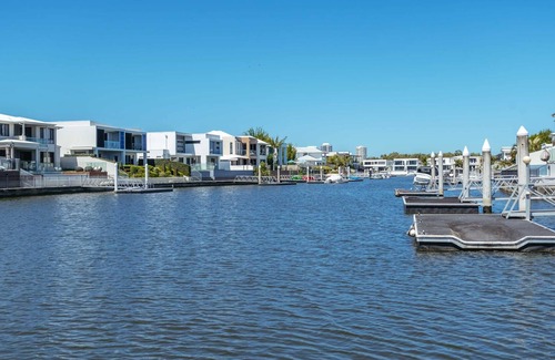 Biggera Waters House | Lovely Newly Renovated Waterfront Family Home