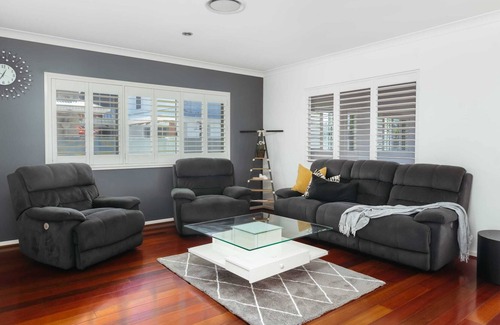 Biggera Waters House | Lovely Newly Renovated Waterfront Family Home