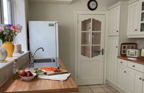 Southbourne Apartment | Lovely one bedroom, ground floor apartment just 100m from the beach