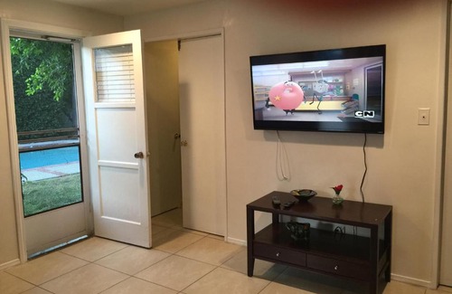Van Nuys House | Lovely One Bedroom with a Pool