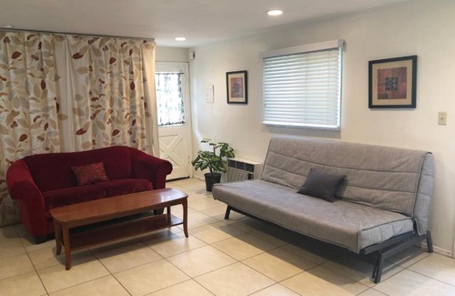 Van Nuys House | Lovely One Bedroom with a Pool