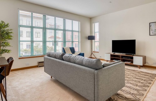 Russian Hill Apartment | Lovely Pet-Friendly 2BR in Russian Hill