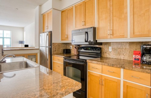 Russian Hill Apartment | Lovely Pet-Friendly 2BR in Russian Hill