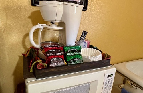 San Lorenzo Apartment | Lovely Pet-Friendly Suite with Kitchen at Lake Roberts