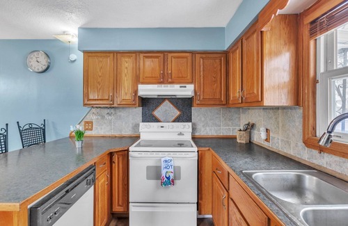 Wyoming House | Lovely PET FRIENDLY three bedroom in desirable Urbandale Location! by RedAwning