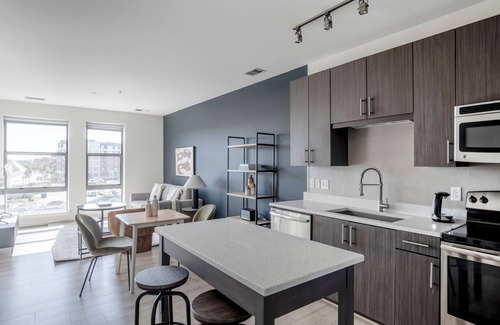 Jefferson Manor Apartment | Lovely Potomac Yard City 1BR w/W/D & Gym, nr Airport, by Blueground