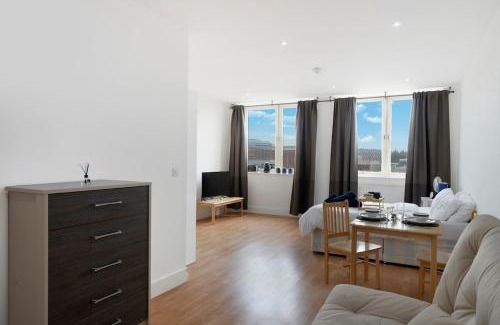 Borehamwood Apartment | Lovely Private Large Studio with Parking
