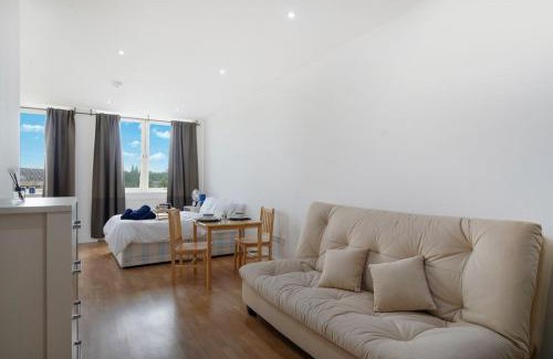 Borehamwood Apartment | Lovely Private Large Studio with Parking