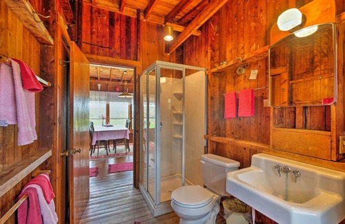 Waldoboro Cabin | Lovely 'Raspberry Cottage' w/Rowboat on Back Cove!