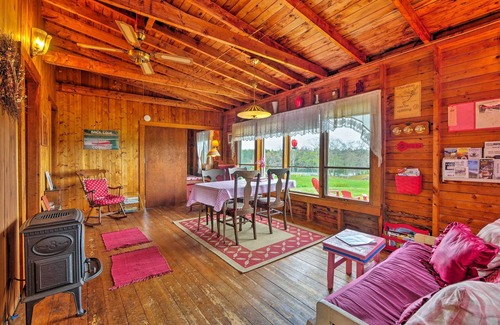 Waldoboro Cabin | Lovely 'Raspberry Cottage' w/Rowboat on Back Cove!