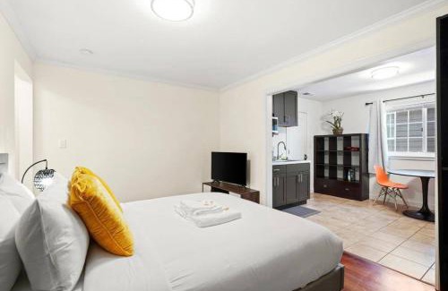 Broadmoor House | Lovely Relaxing Private Studio Near Westlake