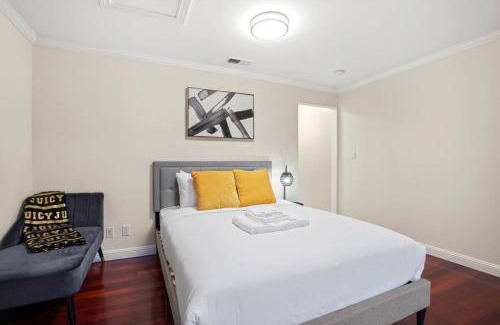 Broadmoor House | Lovely Relaxing Private Studio Near Westlake