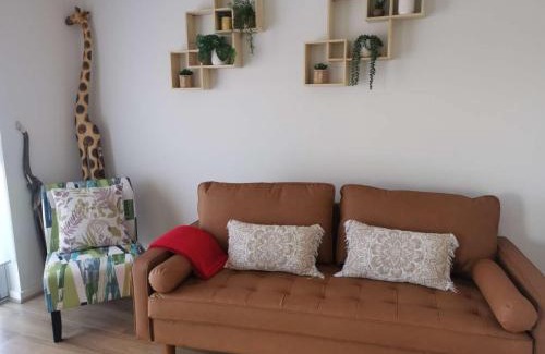 Oaklands Park House | Lovely Renovated 2BR Townhouse WiFi Parking